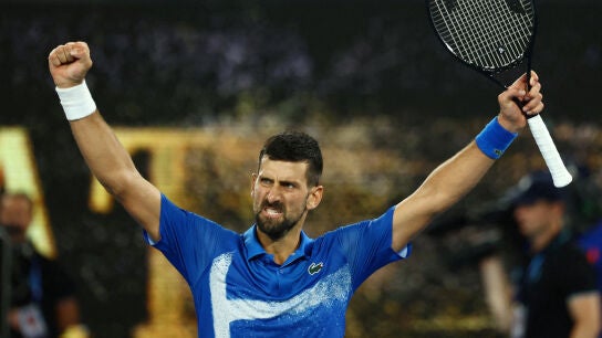 Novak Djokovic celebra su victoria ante Carlos Alcaraz en la Rod Laver Arena