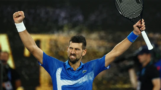 Novak Djokovic celebra su victoria ante Carlos Alcaraz en la Rod Laver Arena Novak Djokovic celebra su victoria ante Carlos Alcaraz en la Rod Laver Arena
