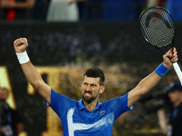 Novak Djokovic celebra su victoria ante Carlos Alcaraz en la Rod Laver Arena