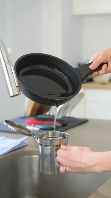 Persona filtrando el aceite Persona filtrando el aceite