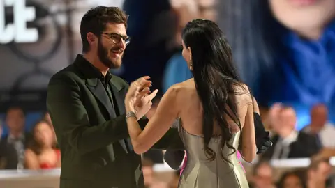 Andrew Garfield y Demi Moore en los Globos de Oro Andrew Garfield y Demi Moore en los Globos de Oro