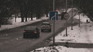 Coches en la carretera con nieve