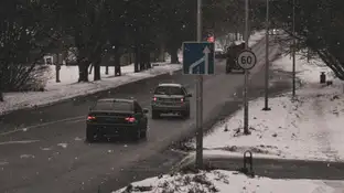 Coches en la carretera con nieve Coches en la carretera con nieve