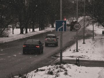 Coches en la carretera con nieve