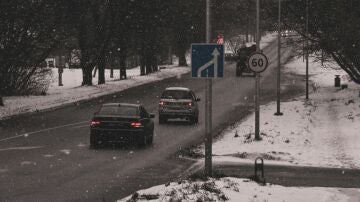 Coches en la carretera con nieve