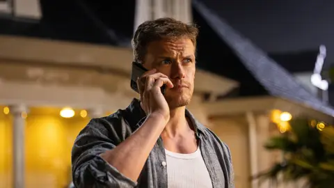 Sam Heughan en La pareja de al lado Sam Heughan en La pareja de al lado