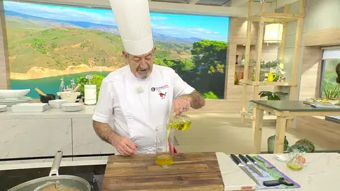 Tritura los ingredientes con una batidora eléctrica Tritura los ingredientes con una batidora eléctrica