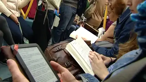 Por primera vez, más del 65% de los españoles lee en su tiempo libre Por primera vez, más del 65% de los españoles lee en su tiempo libre