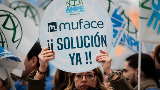 Funcionarios afectados por la crisis de MUFACE se concentran para exigir soluciones al Gobierno y a las aseguradoras Funcionarios afectados por la crisis de MUFACE se concentran para exigir soluciones al Gobierno y a las aseguradoras