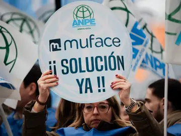 Funcionarios afectados por la crisis de MUFACE se concentran para exigir soluciones al Gobierno y a las aseguradoras Funcionarios afectados por la crisis de MUFACE se concentran para exigir soluciones al Gobierno y a las aseguradoras
