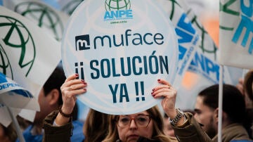 Funcionarios afectados por la crisis de MUFACE se concentran para exigir soluciones al Gobierno y a las aseguradoras