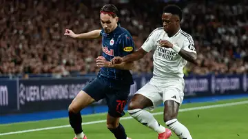 Vinícius lucha un balón ante Oscar Gluh Vinícius lucha un balón ante Oscar Gluh