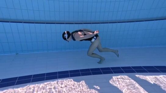 R&eacute;cord mundial de apnea en movimiento en el fondo de una piscina