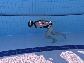 Récord mundial de apnea en movimiento en el fondo de una piscina