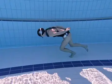 Récord mundial de apnea en movimiento en el fondo de una piscina Récord mundial de apnea en movimiento en el fondo de una piscina