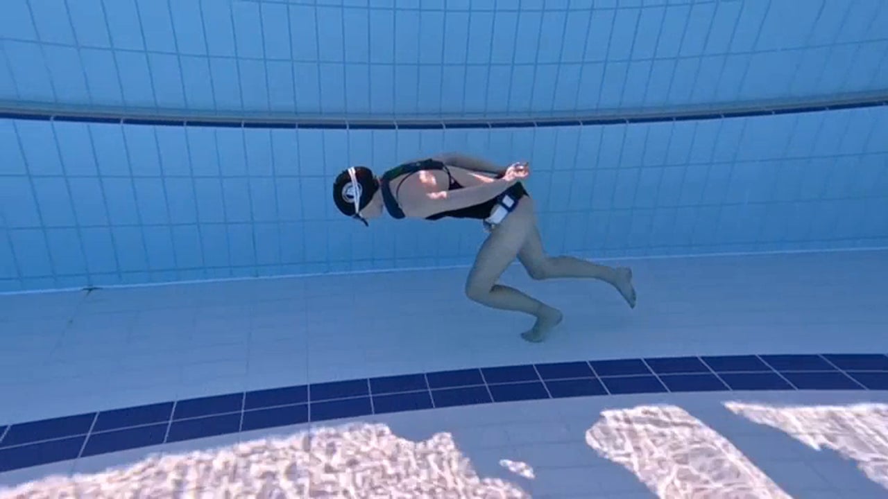 Récord mundial de apnea en movimiento en el fondo de una piscina Récord mundial de apnea en movimiento en el fondo de una piscina