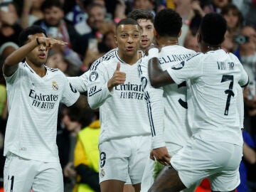 El Real Madrid celebra el primer gol de Rodrygo