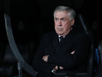 Ancelotti, en el banquillo durante el partido ante el Salzburgo