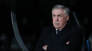 Ancelotti, en el banquillo durante el partido ante el Salzburgo