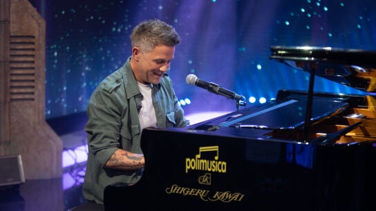 ¡En exclusiva! Alejandro Sanz canta 'Coco wawa' en un piano de cola
