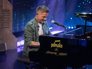 ¡En exclusiva! Alejandro Sanz canta 'Coco wawa' en un piano de cola