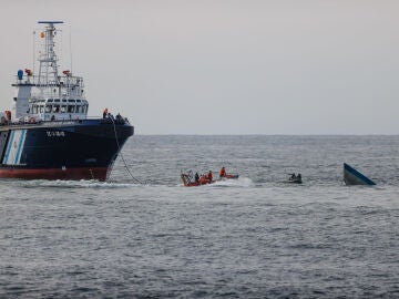 Labores de remolque del narcosubmarino 