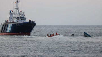 Labores de remolque del narcosubmarino 