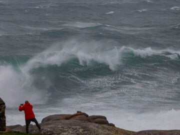 Una persona en la costa de Muxía, A Coruña