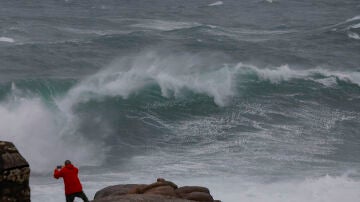 Una persona en la costa de Muxía, A Coruña