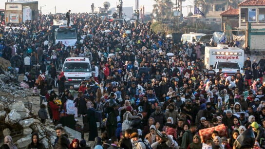 Palestinos desplazados regresan al norte Gaza por la carretera Al Rashid