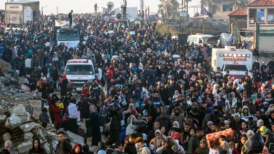 Palestinos desplazados regresan al norte Gaza por la carretera Al Rashid Palestinos desplazados regresan al norte Gaza por la carretera Al Rashid