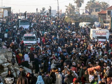 Palestinos desplazados regresan al norte Gaza por la carretera Al Rashid