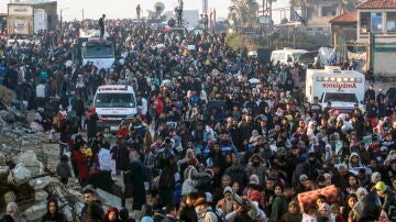 Palestinos desplazados regresan al norte Gaza por la carretera Al Rashid