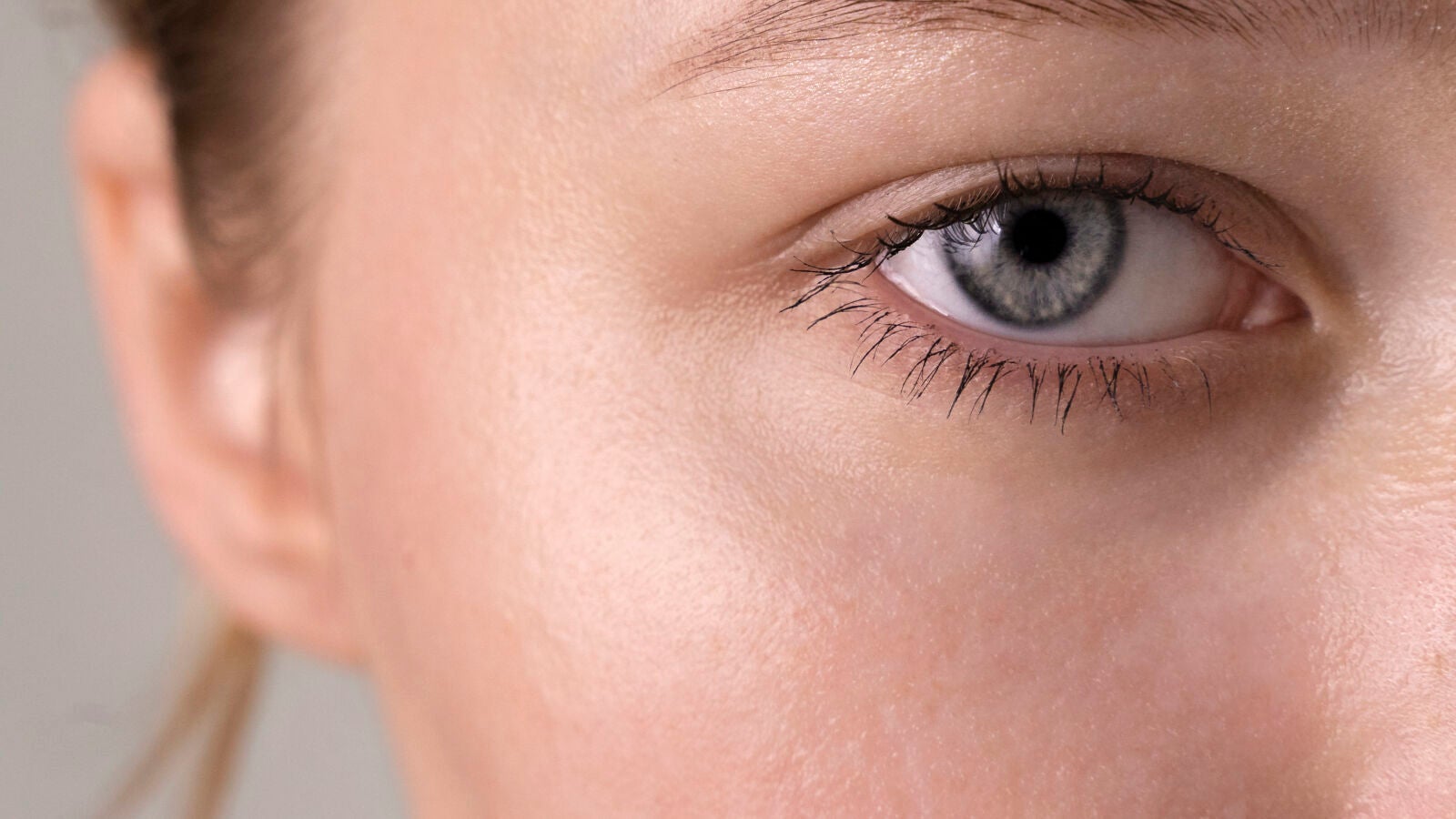 ¿Por qué ya no está de moda el corrector de ojeras? Expertas en maquillaje explican la alternativa