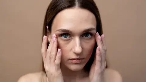 Mujer con ojeras Mujer con ojeras