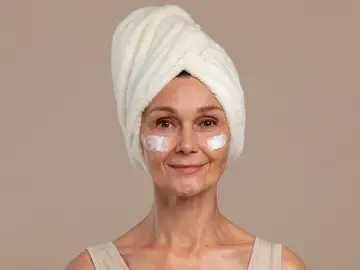 Mujer haciéndose su rutina de belleza Mujer haciéndose su rutina de belleza