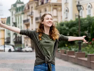 Una mujer feliz pasea en la ciudad Una mujer feliz pasea en la ciudad