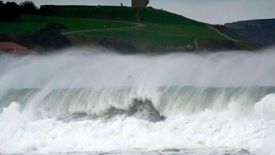  Enormes olas provocadas por la borrasca Herminia