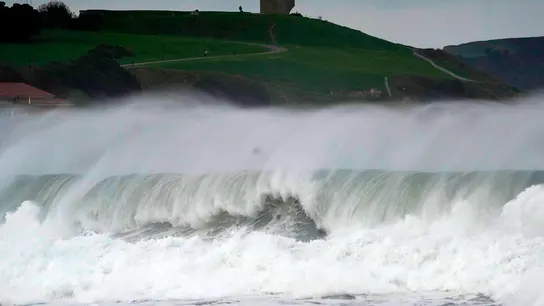 Enormes olas provocadas por la borrasca Herminia Enormes olas provocadas por la borrasca Herminia