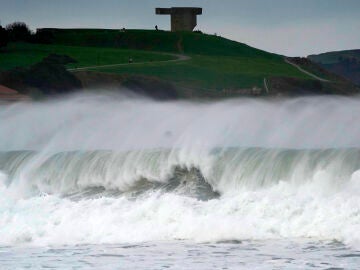  Enormes olas provocadas por la borrasca Herminia