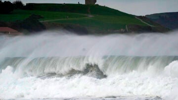  Enormes olas provocadas por la borrasca Herminia