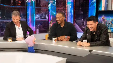 Anthony Mackie y Danny Ramírez compiten en El Hormiguero: "¡Necesita gafas!" Anthony Mackie y Danny Ramírez compiten en El Hormiguero: "¡Necesita gafas!"
