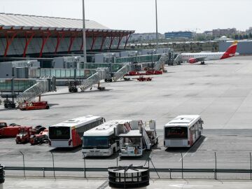 Autobuses en una pista del aeropuerto de Barajas