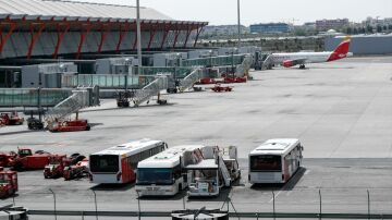 Autobuses en una pista del aeropuerto de Barajas