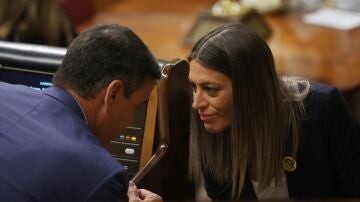 Miriam Nogueras, junto a Pedro Sánchez en el Congreso