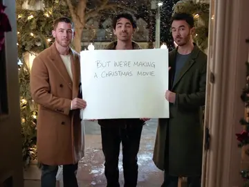 Kevin Jonas, Joe Jonas y Nick Jonas ruedan una película de Navidad Kevin Jonas, Joe Jonas y Nick Jonas ruedan una película de Navidad