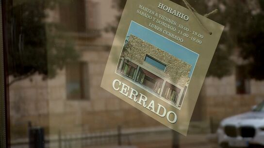 Cartel de cerrado en un establecimiento de hosteler&iacute;a