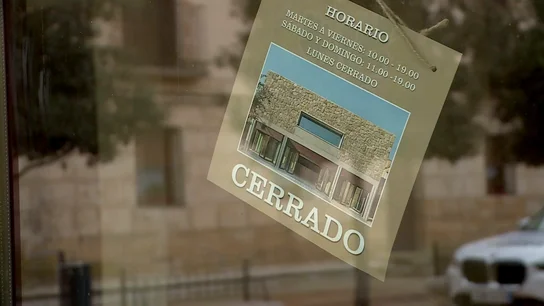 Cartel de cerrado en un establecimiento de hostelería Cartel de cerrado en un establecimiento de hostelería