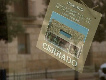 Cartel de cerrado en un establecimiento de hostelería