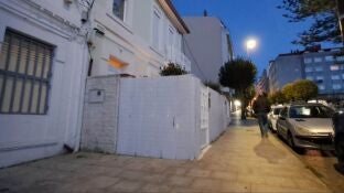 Imagen de una terraza ocupando una acera en Vigo